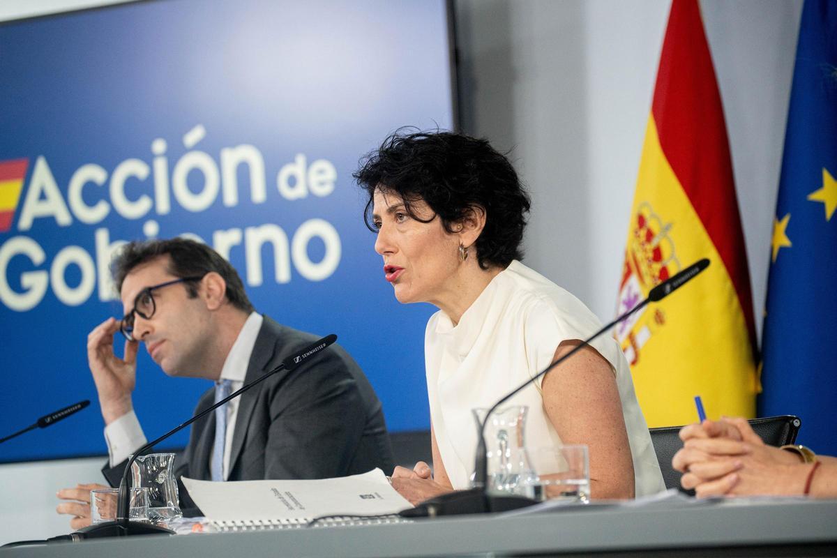 La ministra Portavoz, Elma Saiz, y el vicepresidente primero y ministro de Economía, Comercio y Empresa, Carlos Cuerpo, durante una rueda de prensa tras el Consejo de Ministros, a 29 de junio de 2026, en Madrid (España).