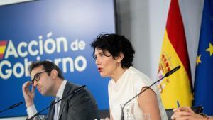 La ministra Portavoz, Elma Saiz, y el vicepresidente primero y ministro de Economía, Comercio y Empresa, Carlos Cuerpo, durante una rueda de prensa tras el Consejo de Ministros, a 29 de junio de 2026, en Madrid (España).