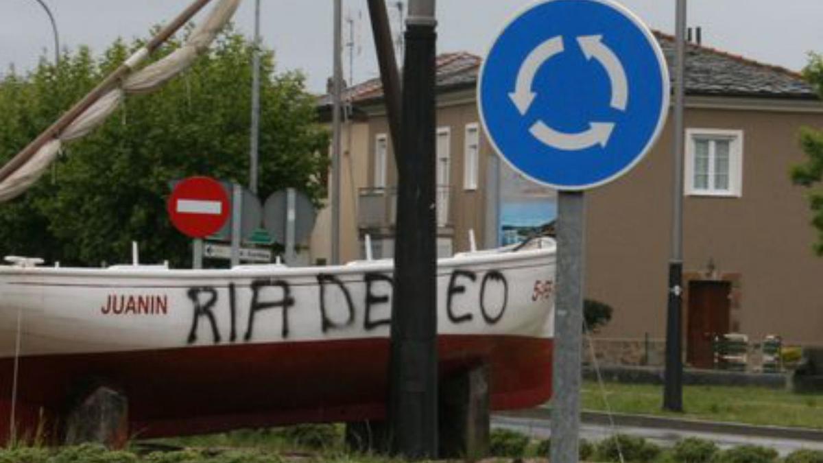 Grafiti reivindicando el nombre de “ría del Eo”. |  | LNE