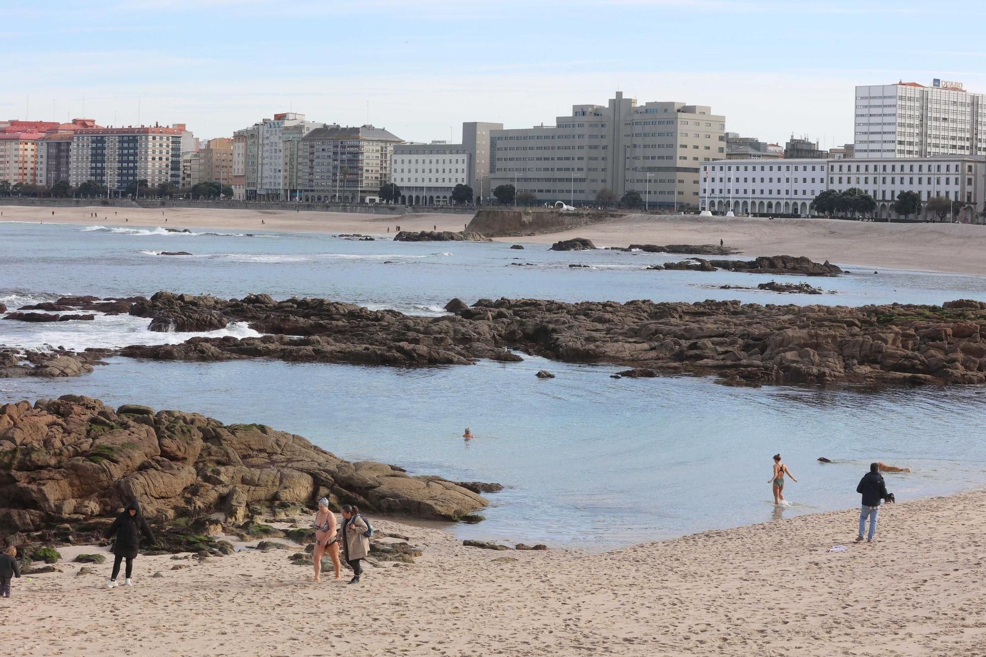 2025 arranca en A Coruña con los primeros baños en la playa de Riazor