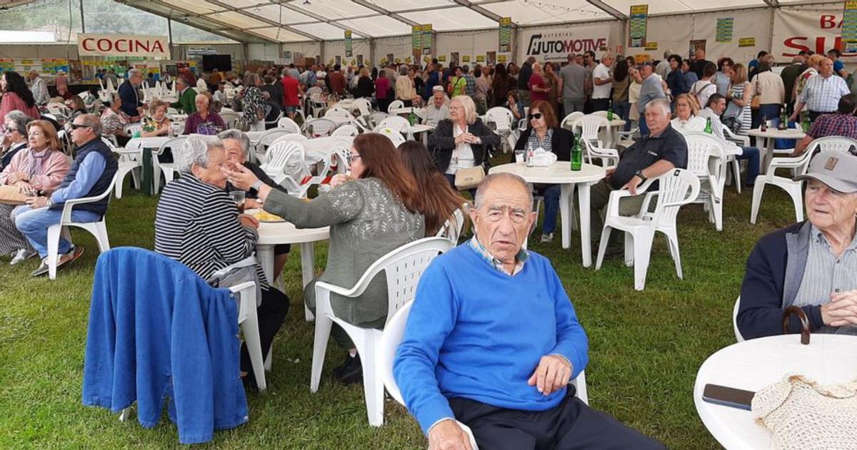 Ambiente en la carpa de la fiesta en la sesión vermú.