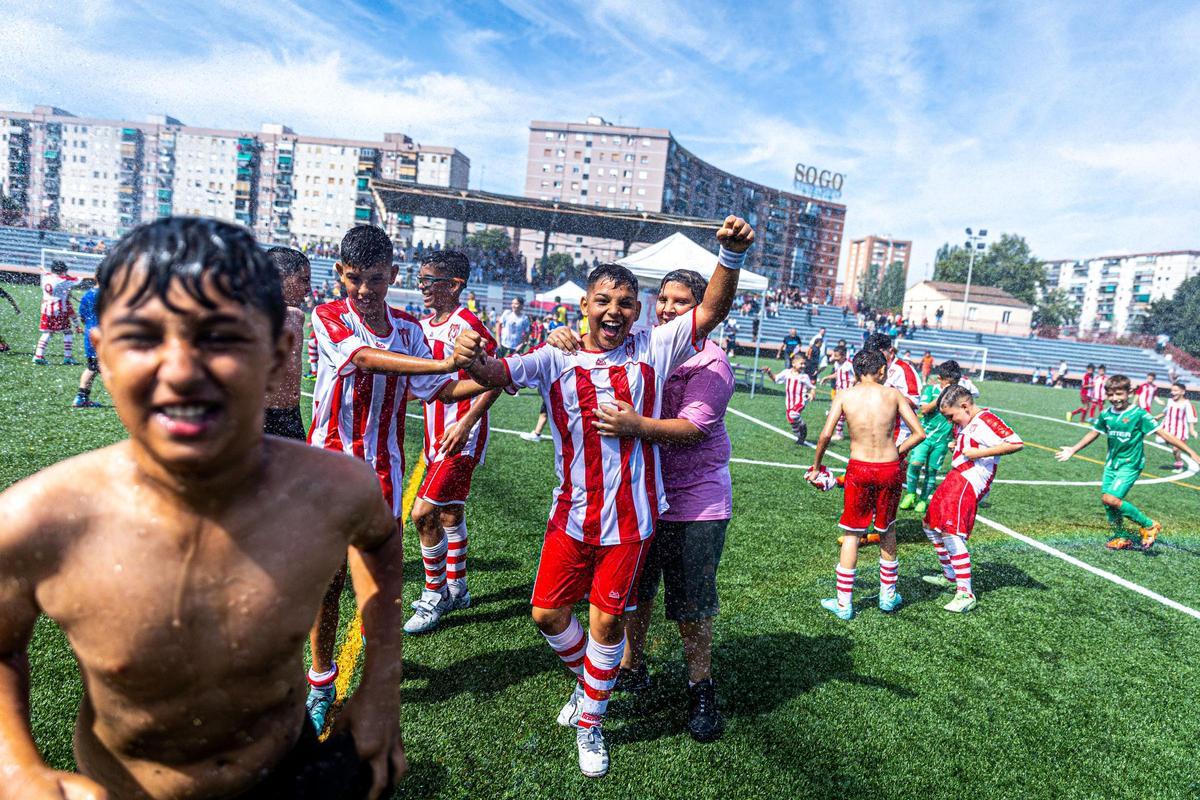 La Mina celebra su primera Champions infantil