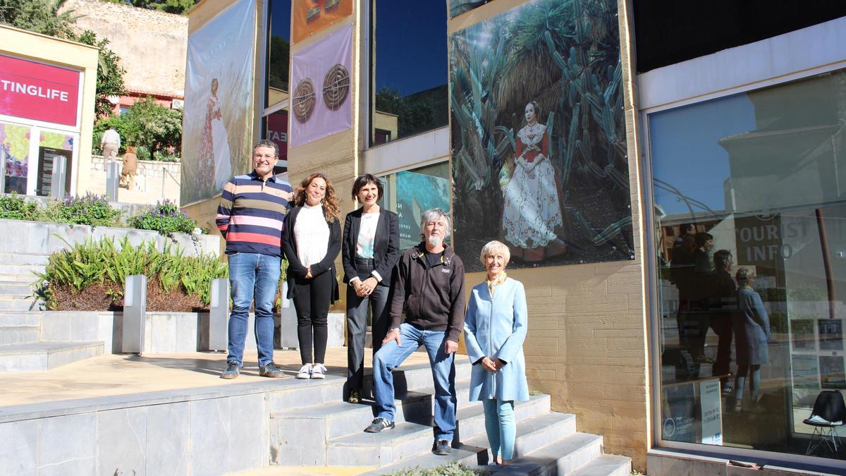 El concejal de Cultura de Dénia, Raúl García de la Reina; los codirectores del festival, Mili Sánchez y Mike Still, la presidenta de Matria, Mari Huertas, y Cristina de María-Tomé, responsable de Comunicación de Ojos Rojos, presentaron ayer el contenido del festival en Dénia