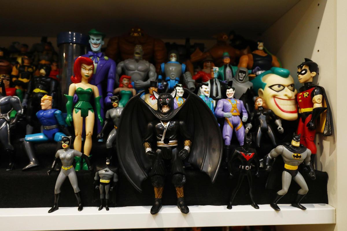 El hombre murciélago rodeado de amigos y archienemigos.