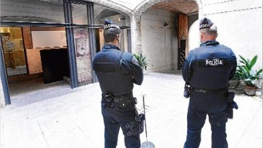 Dos agents de la policia municipal vigilant el Museu dels Jueus, amb les armes reglamentàries.