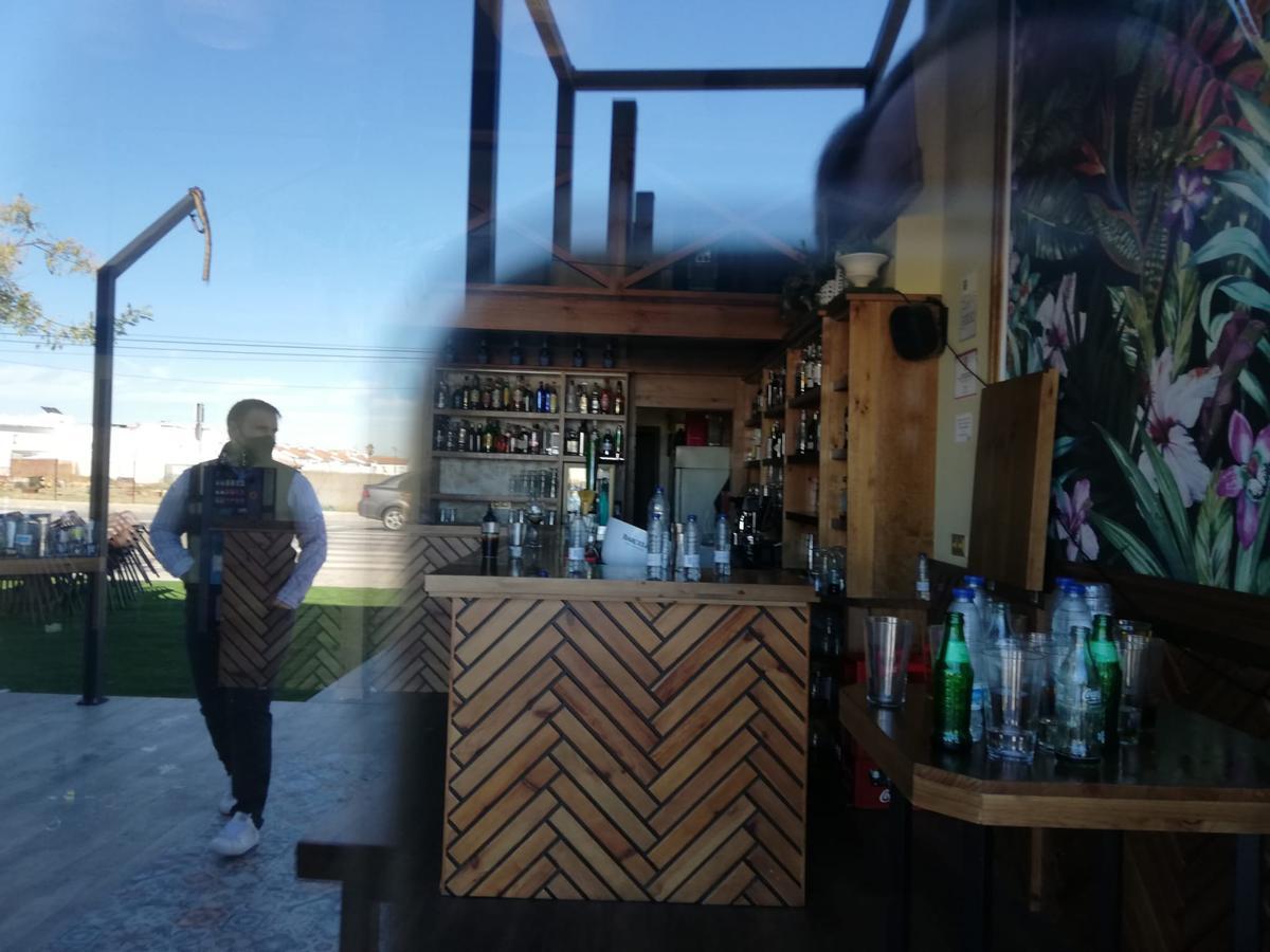 Interior del pub de La Carlota en el que ocurrió el derrumbe de una escalera, en una imagen tomada desde el exterior.