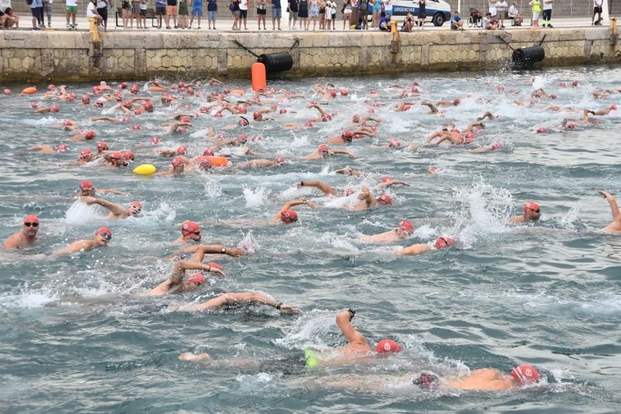 Más de 250 nadadores celebran el centenario de la Vuelta a la Escollera