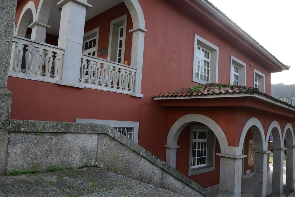 Edificio de la biblioteca Torrente Ballester de Bueu.