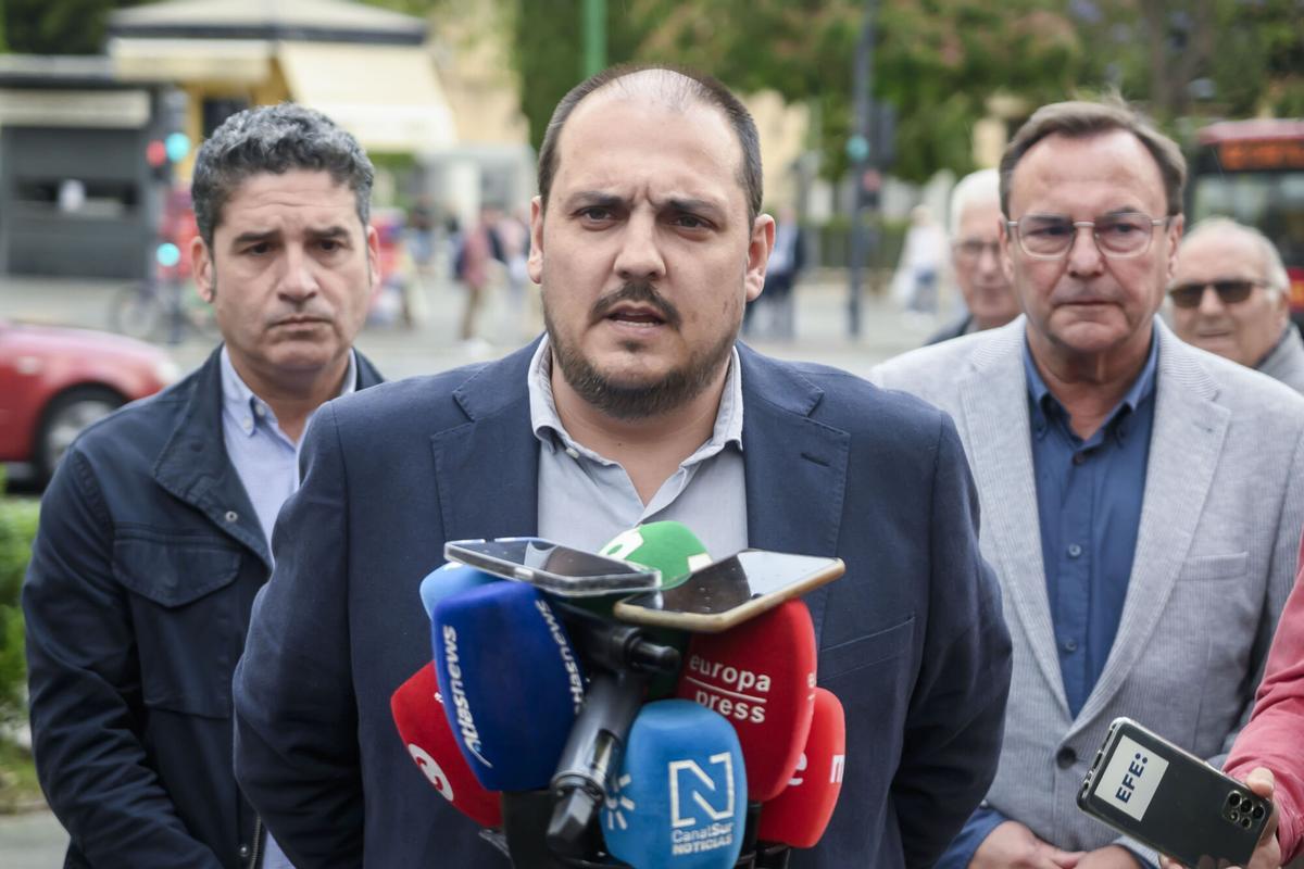 SEVILLA, 12/05/2026.- El alcalde de Adamuz, Rafael Moreno, atiende este martes a los medios de comunicación en el exterior del Parlamento de Andalucía para hablar de la mención del accidente ferroviario en el debate electoral de este lunes. EFE/Raúl Caro