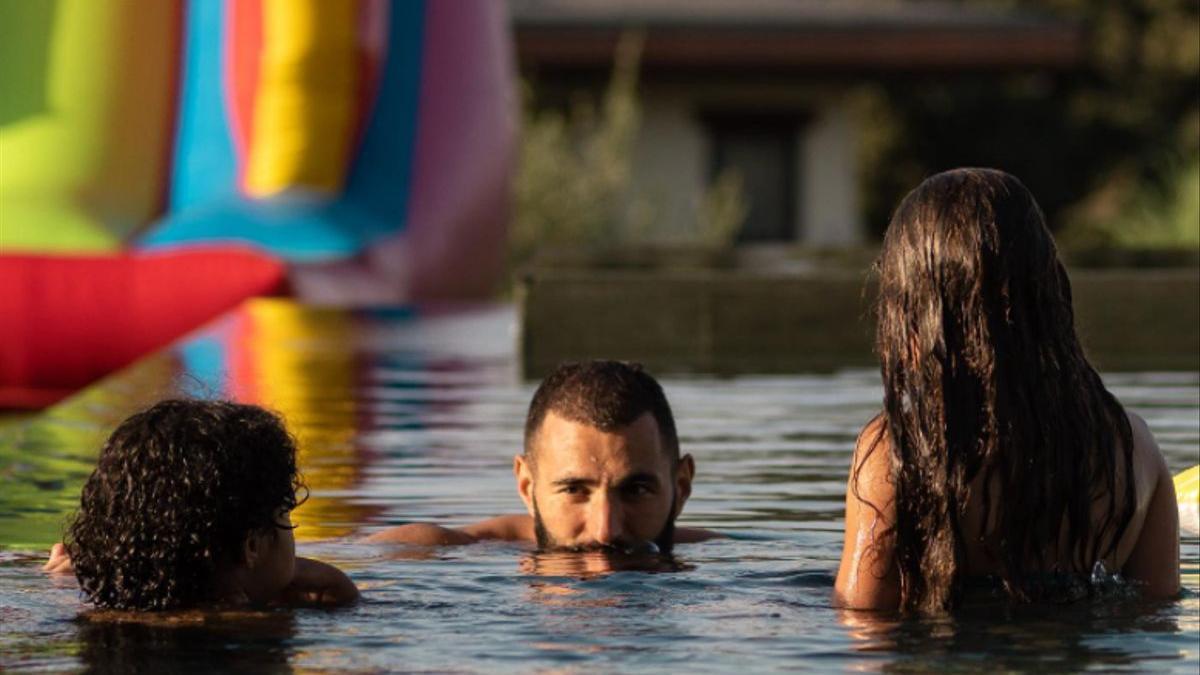Karim Benzema jugando con sus hijos en la piscina.