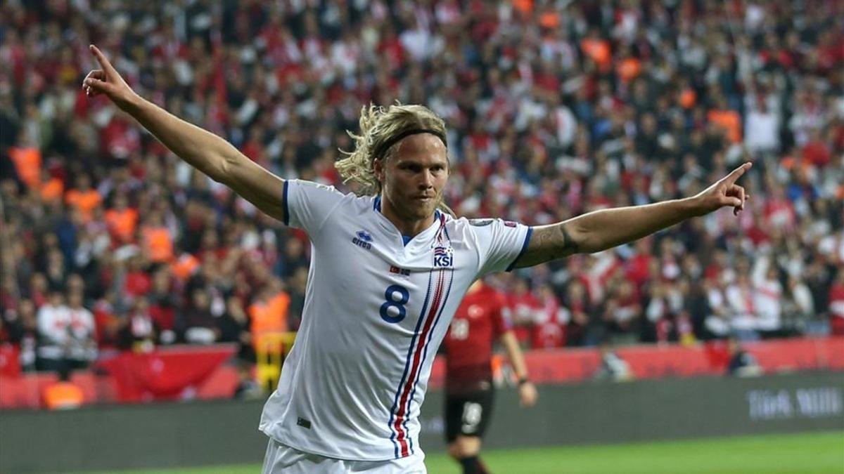 Bjarnason celebra el 0-2 islandés en Turquía