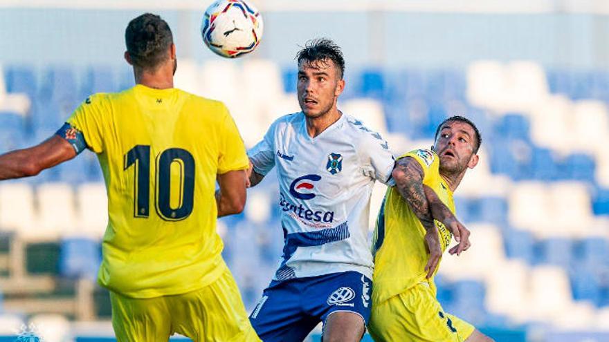 Álex Bermejo lucha por un balón durante un lance del partido del martes.