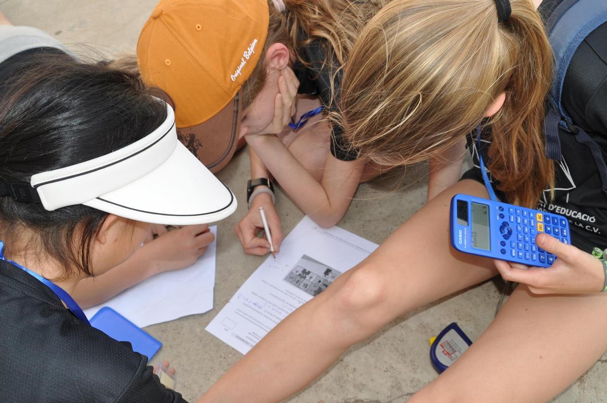 Resolent un problema a la final provincial de València de l’Olimpíada Matemàtica 2025  que acollí l'IES Nº 1 de Canet d'en Berenguer.