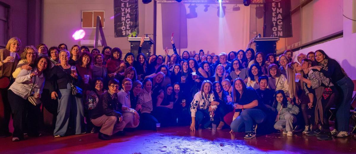 La Asociación Gualdrapa de Azuara celebró en la multiusos una comida con sorteos, bingo y música.