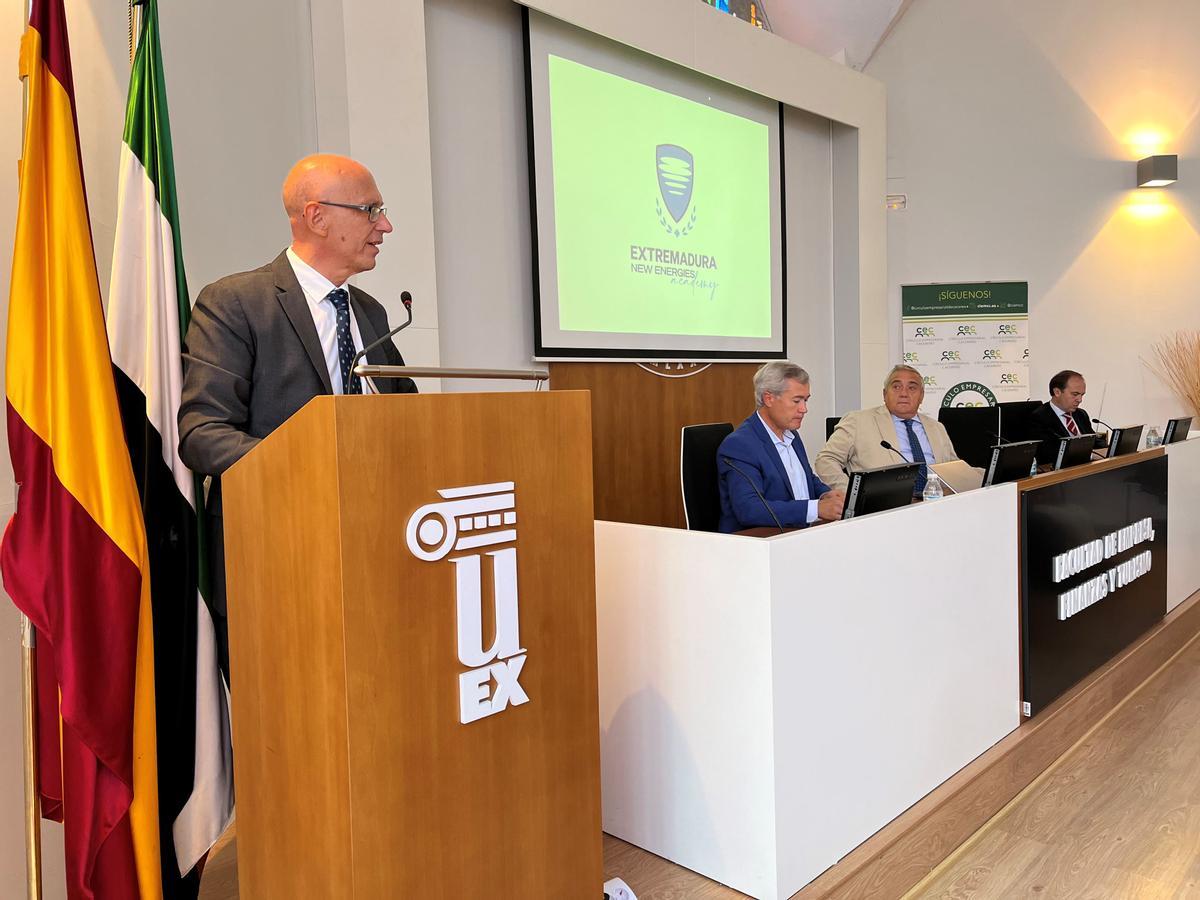 Un momento de la presentación en la Facultad de Empresa, Finanzas y Turismo de la Universidad de Extremadura.