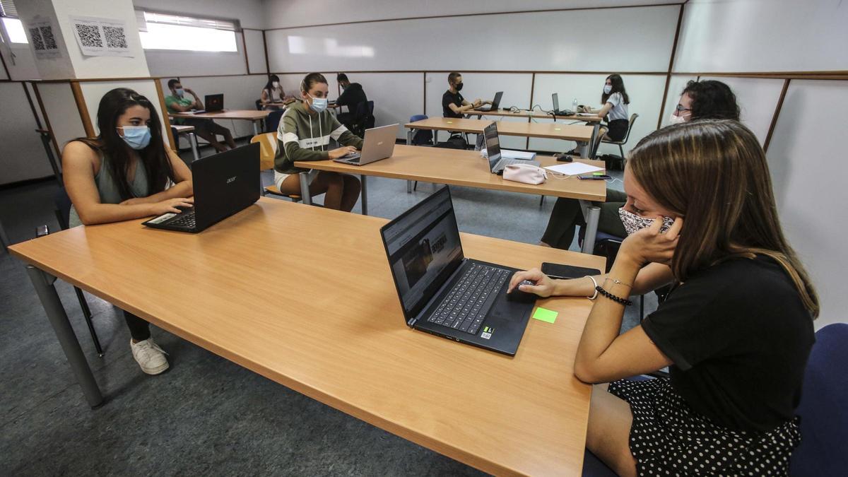 Una de las aulas habilitadas para seguir la docencia online en la UA