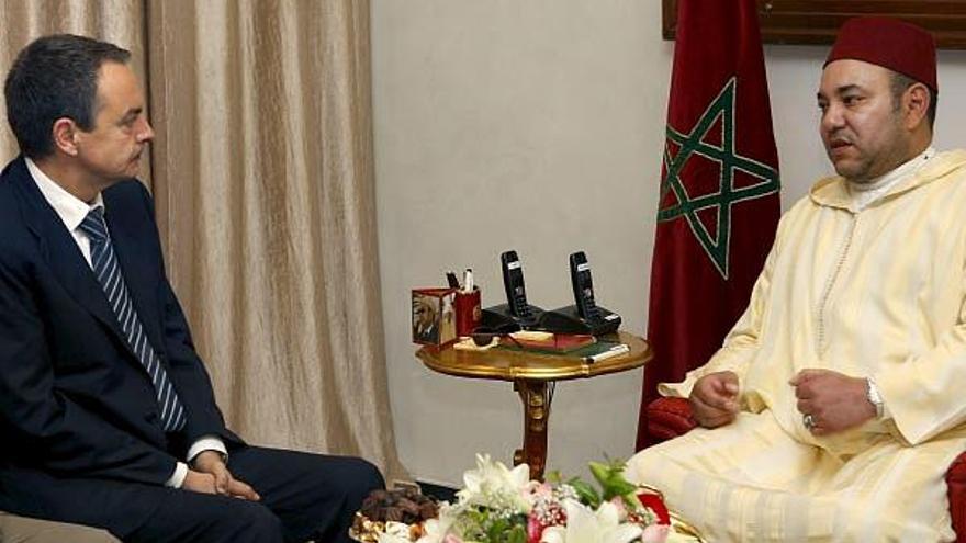 El presidente del Gobierno, José Luis Rodríguez Zapatero (i) y el rey de Marruecos, Mohammed VI, durante la reunión que han mantenido hoy en Oujda (Marruecos)