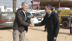 VALENCIA, 03/11/2024.- El rey Felipe saluda al presidente del Gobierno, Pedro Sánchez (d), durante a su llegada al puesto de mando de Valencia, este domingo. Los reyes visitan hoy las localidades de Paiporta y Chiva, dos de las más afectadas por la dana en la provincia de Valencia, para trasladar sus condolencias y un mensaje de cariño a las familias de los fallecidos y desaparecidos. EFE/ Casa De S.M. El Rey / José Jiménez - SOLO USO EDITORIAL/SOLO DISPONIBLE PARA ILUSTRAR LA NOTICIA QUE ACOMPAÑA (CRÉDITO OBLIGATORIO) -. - SOLO USO EDITORIAL/SOLO DISPONIBLE PARA ILUSTRAR LA NOTICIA QUE ACOMPAÑA (CRÉDITO OBLIGATORIO) -