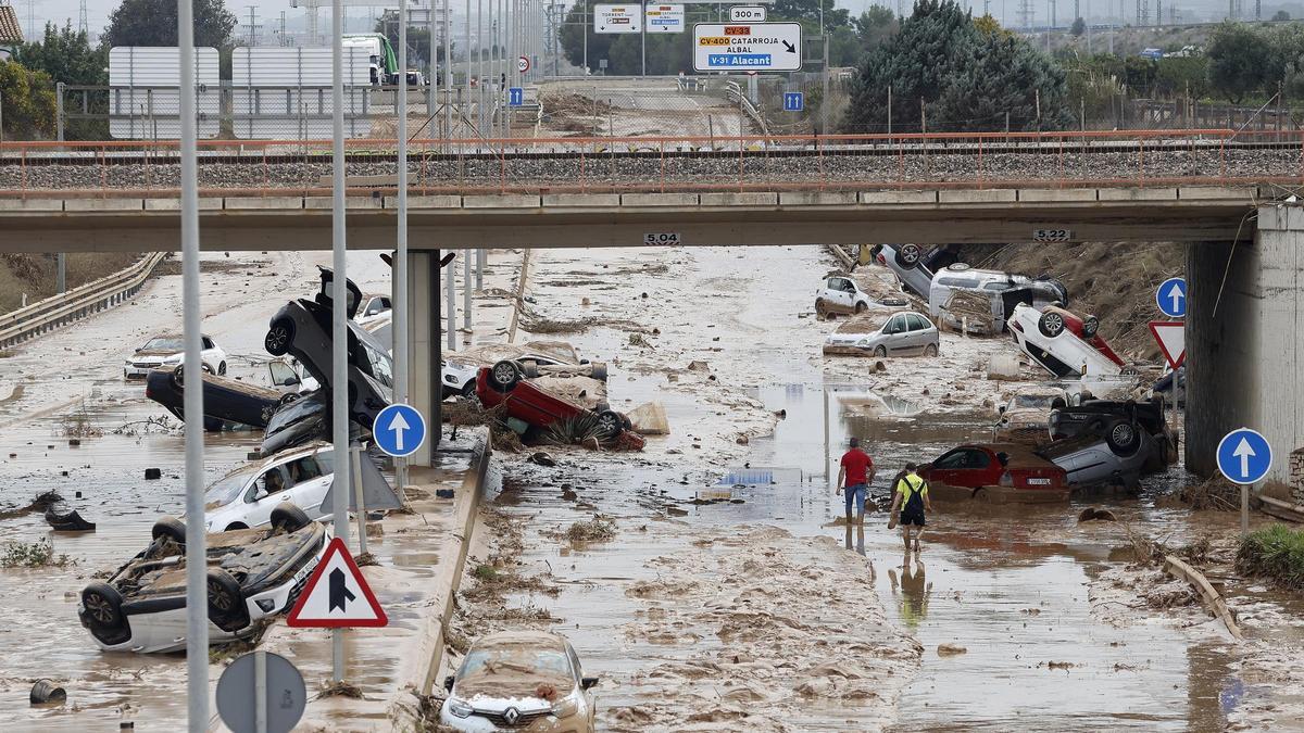 Vehículos destrozados en la autovía CV-36 que une València con Torrent días después de la dana.