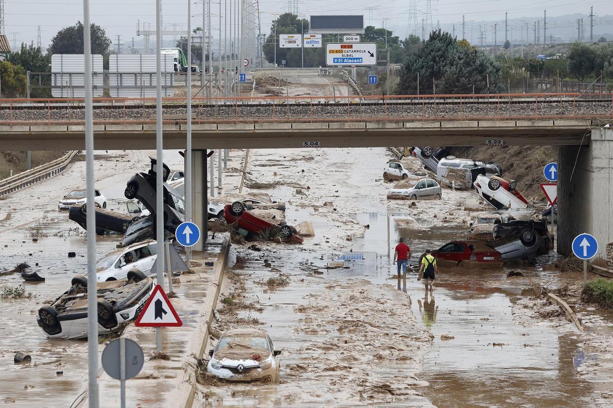 Vehículos destrozados en la autovía CV-36 que une València con Torrent días después de la dana.