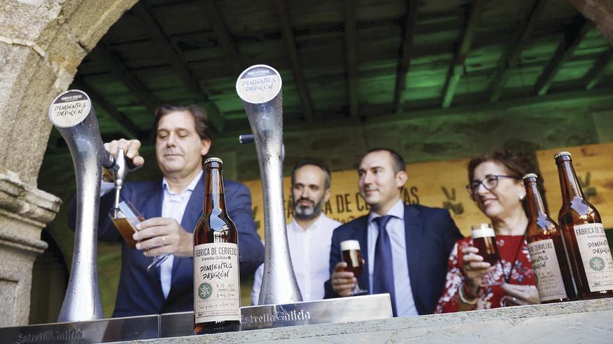 Ignacio Rivera, ayer, estrenando la nueva línea de cervezas. // HDR