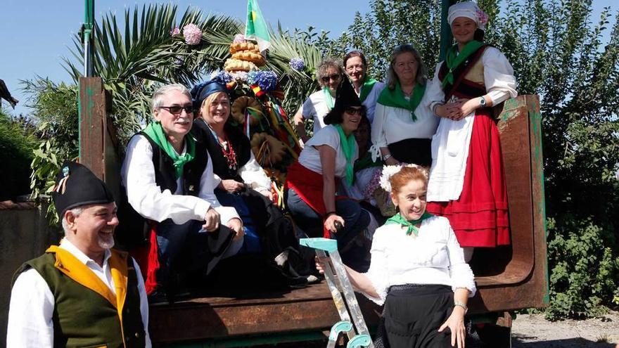 Arriba, desfile de tractores en Somió. En el centro, la fiesta del &quot;solarón&quot;. Abajo, sesión de partidas en Caldones.