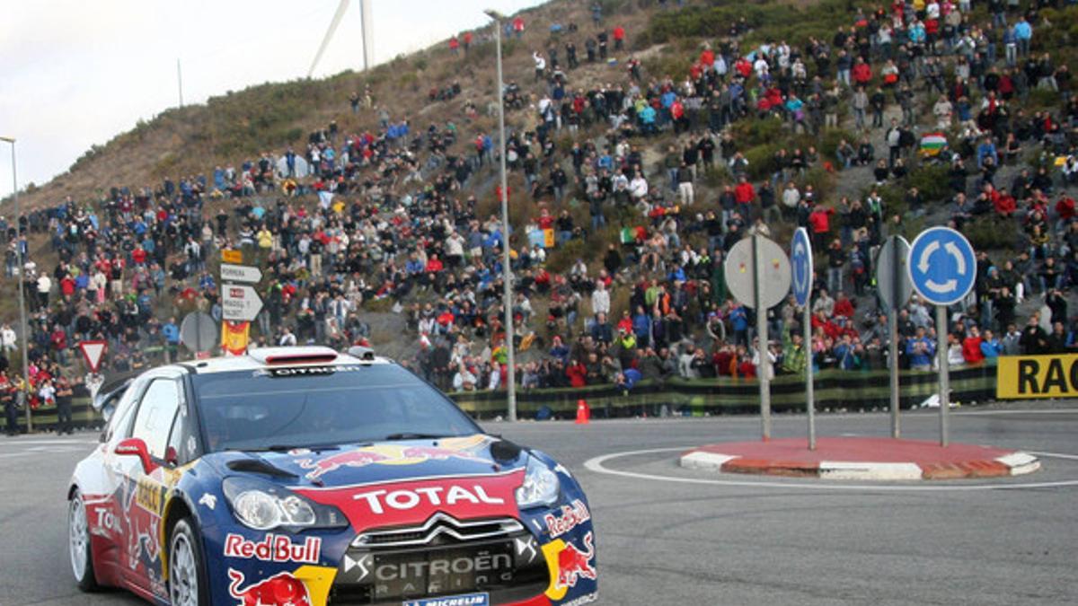 Sébastien Loeb y su copiloto, Daniel Elena, a su paso por el tramo de Coll de la Teixeta correspondiente al tercer tramo de la tercera etapa del Rally Catalunya-Costa Daurada.