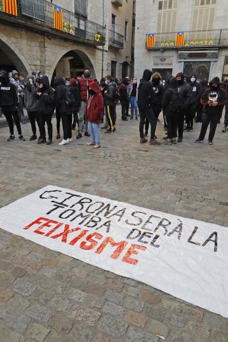 CDR i Vox es manifesten a la plaça del vi sense enfrontaments