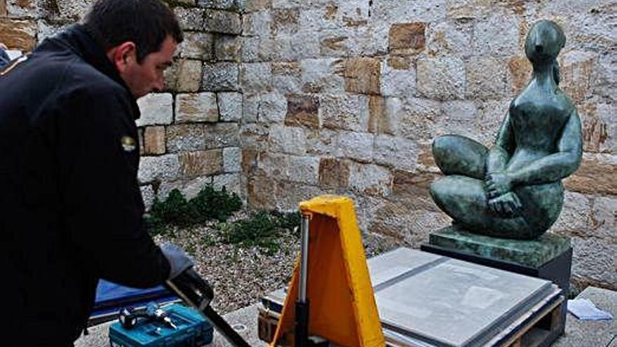 Una de las obras de Baltasar Lobo colocada en el Castillo de Zamora.