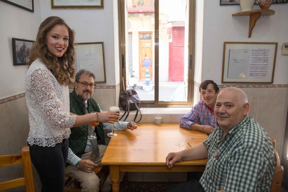 Ana Belén Castelló acompaña unas horas a su padre en el bar que regenta en pleno centro de Alicante y que es punto de encuentro de foguerers
