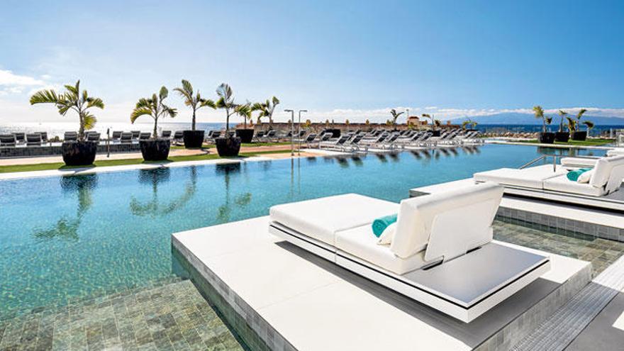 Auch auf den Kanaren ist Barceló präsent: hier der Pool des Royal Hideaway Corales Resort nahe Adeje auf Teneriffa.