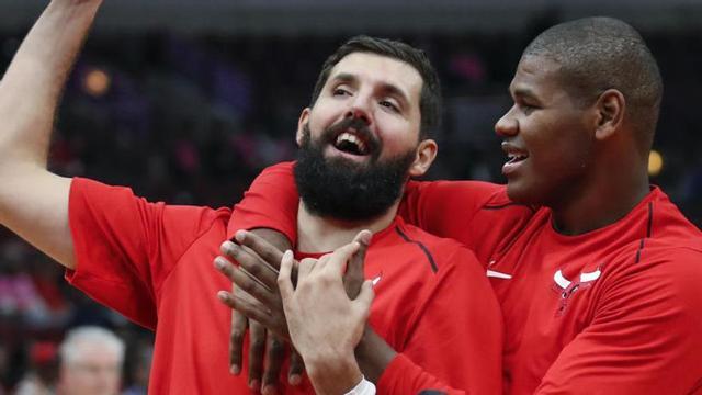 Mirotic (izquierda), durante un entrenamiento con los Bulls.