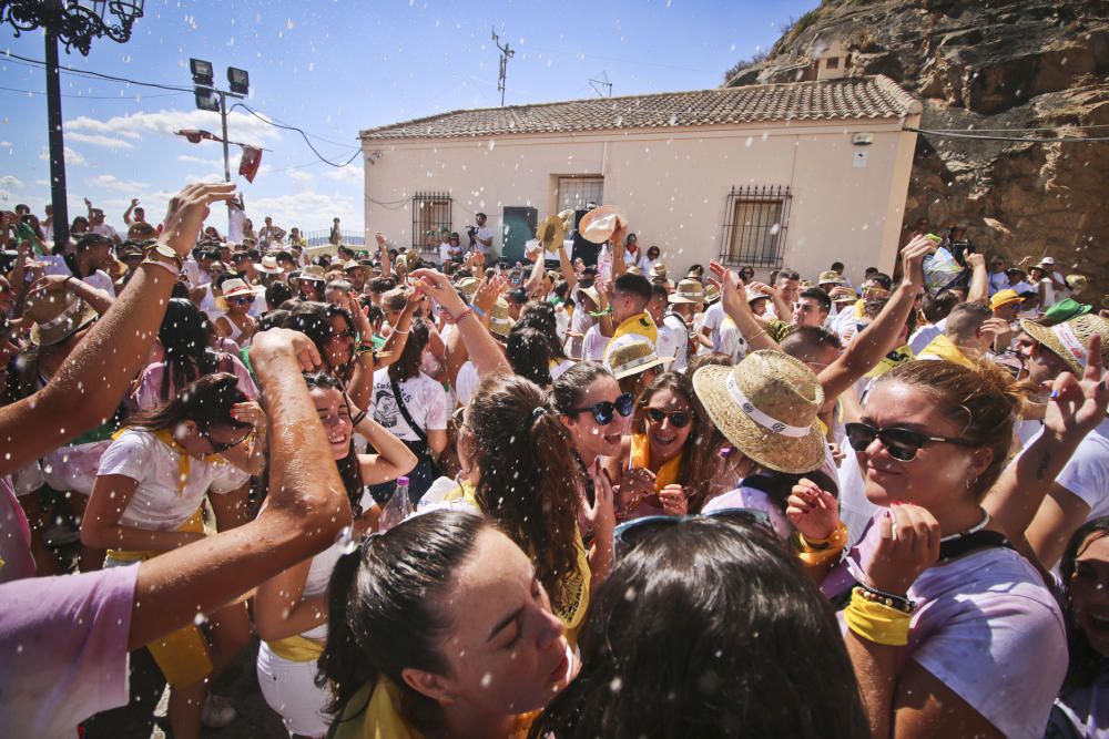 La ermita de San Roque congrega a decenas de personas para comenzar los festejos patronales y de Moros y Cristianos