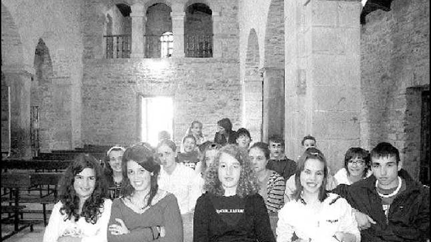 Los estudiantes del Instituto de Educación Secundaria de Pravia, ayer, en la iglesia prerrománica de Santianes.