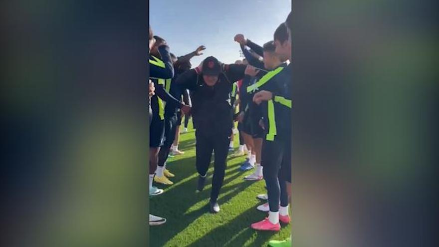 ¡Aguirre no se cansa de ser viral! El técnico no se libra de las collejas de cumpleaños. Atentos al final...