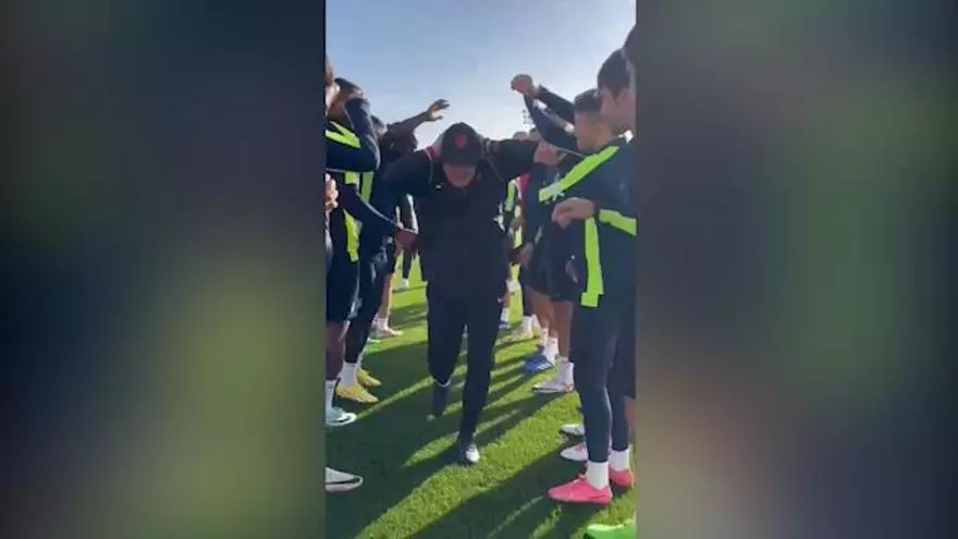 ¡Aguirre no se cansa de ser viral! El técnico no se libra de las collejas de cumpleaños. Atentos al final...