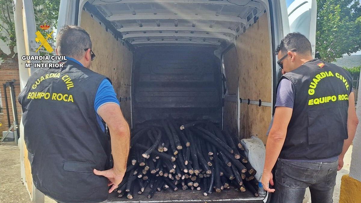 La Guardia Civil interviene en la N-432 cableado de cobre robado.