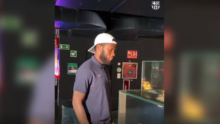 ¡La cara que se le queda a Kessié cuando ve todos los trofeos de Messi!