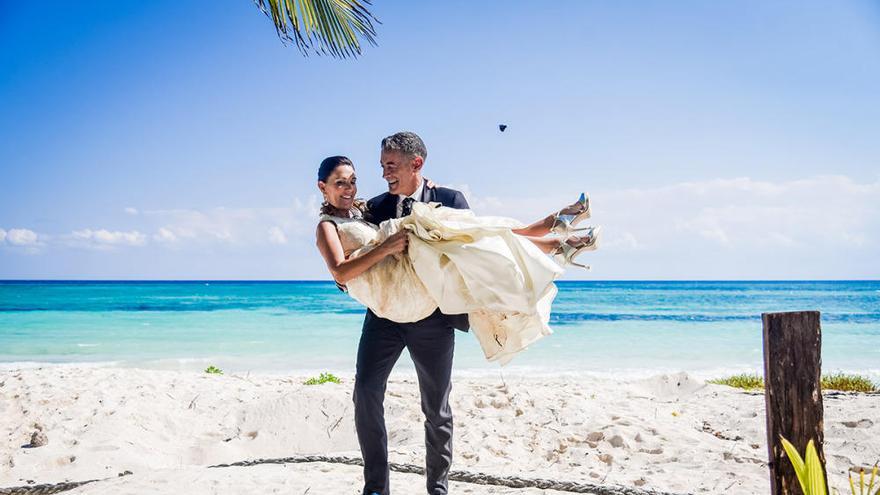 María José Ojados y Julián Escudero se dieron el sí quiero en una playa de Cancún