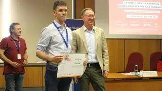 Un representante del equipo de la UA en la Liga de Debate recibe el premio al mejor orador