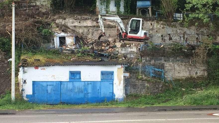 Derribo de edificios en ruinas en Sotrondio.