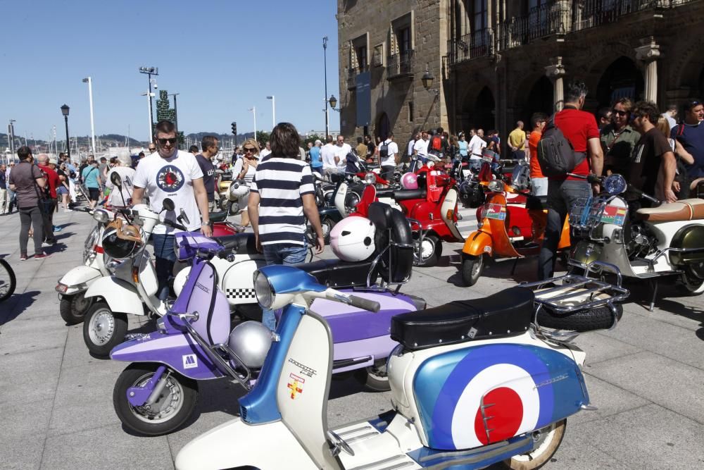 Concentración de vespas en Gijón