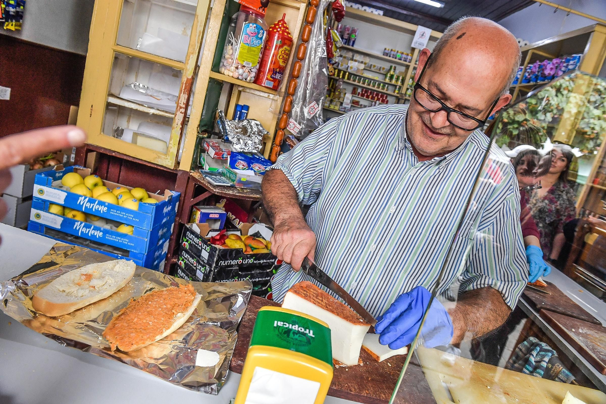 Ultimo día de la tienda de aceite y vinagre de Pepito Falcón en Teror