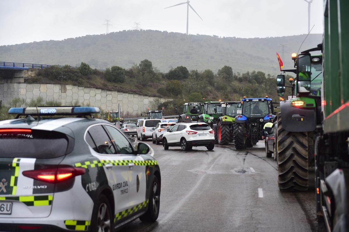 Más de un centenar de tractores llegan al principal nudo de comunicaciones de Plasencia.