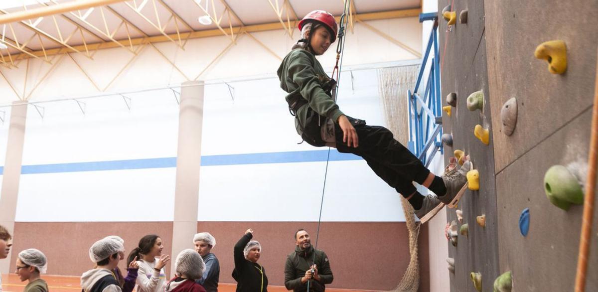 Escalada en el Colegio Versalles de Avilés | CEDIDA A LNE