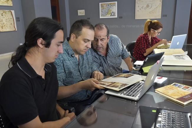 Grupo de estudiantes de Historia editando textos ...