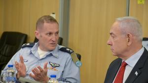 El Primer Ministro de Israel, Benjamin Netanyahu, habla durante su visita al Centro de Operaciones de la Fuerza Aérea en Kirya, en Tel Aviv