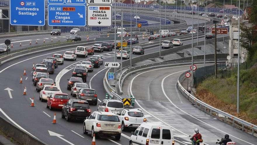 Atascos en el acceso del puente de Rande, en la AP-9, registrado el viernes pasado. // Ricardo Grobas