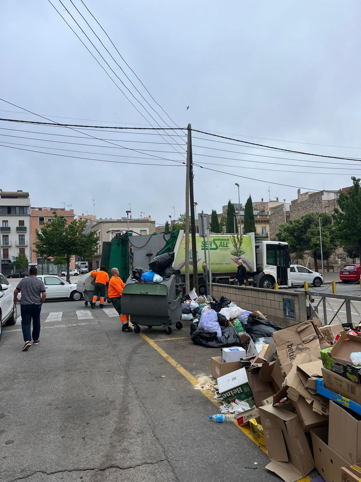 Empreses externes comencen a netejar els carrers de Figueres.