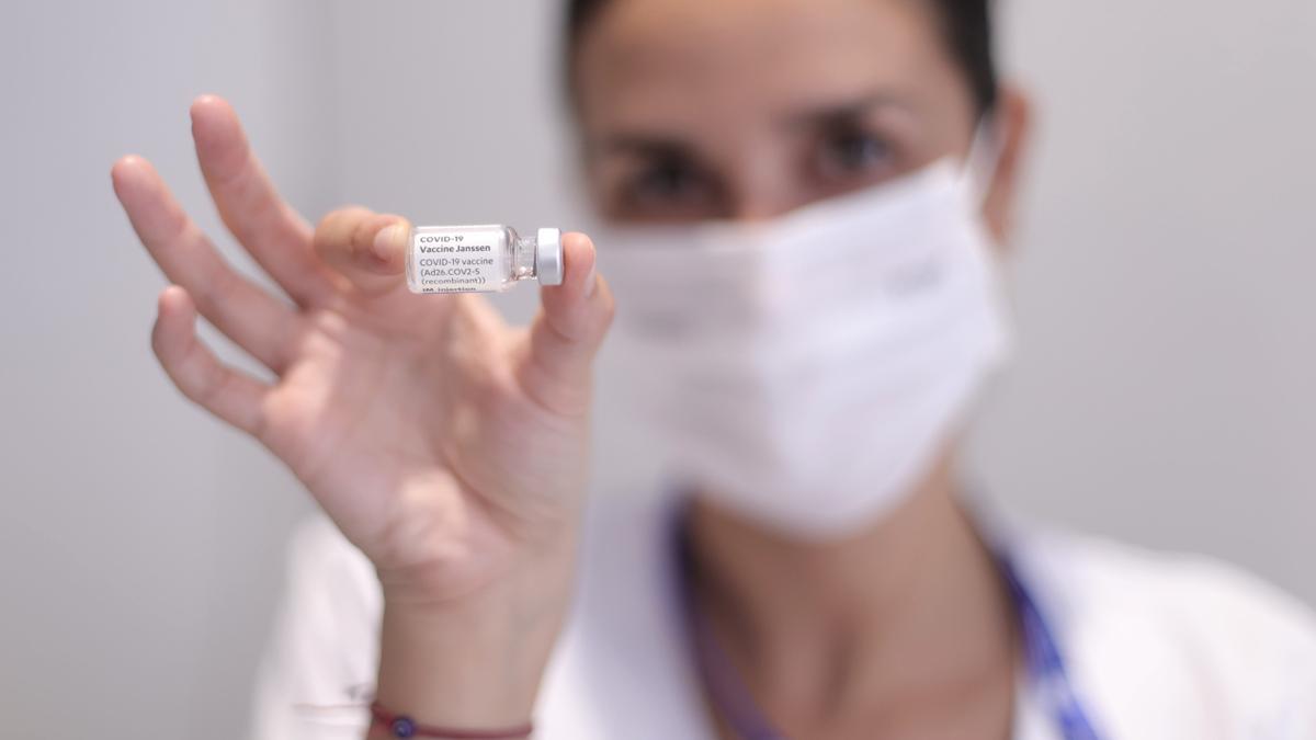 Una sanitaria muestra el envase de una dosis de la vacuna Janssen
